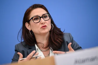 Wenn die Hautfarbe in der Eisdiele zum Problem wird - Die Antidiskriminierungsbeauftragte meldet eine Rekordzahl an Beratungsnfragen.