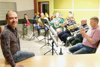 Wenn die Heidelbachtal-Musikanten mit der Chemnitzer Nischl-Musi... - Bei den Proben mit den Heidelbachtal-Musikanten hat Robin Kürschner (links), der musikalische Leiter, 15 neue Titel einstudiert. 