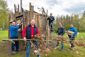 Wenn die Hexe kifft und ein brennender Hunt ins Bergwerk rollt: So zelebriert das Erzgebirge Hexenfeuer - Steven Baldauf, Marko Fay, Nico Stiel, Jörg Gamisch und Matthias May (v. l.) gehören zu den Helfern, die das Hexenhaus im Olbernhauer Ortsteil Oberneuschönberg mit aufgebaut haben. Damit wird das Feuer eine Grundfläche von 3,5 x 3,5 Metern haben.