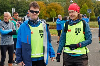 Wenn die Hilfskraft sogar bremst: So will ein blinder Glauchauer den Herbstlauf meistern - Dominik Schubert und Dörte Schwalbe nehmen am 26. Oktober beim Glauchauer Herbstlauf die Halbmarathondistanz in Angriff.