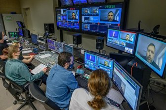 Studenten der Hochschule in Mittweida haben am Donnerstag den Livestream zum Studieninfotag im hochschuleigenen Fernsehstudio produziert.