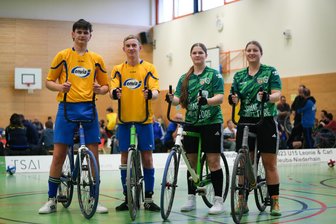 Wenn die jahrelange Partnerin plötzlich die Gegnerin ist: Wechselburger Radballer nimmt neue Ziele ins Visier - Carl Mehnert (2. v. l.) und Leonie Reinicke (2. v. r.) waren jahrelang ein erfolgreiches Radball-Duo und gehen nun neue Wege: Der Wechselburger spielt fortan mit Ben Etzold (l.), Leonie Reinicke mit Isabell Kaiser (r.).