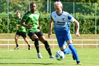 Wenn die Kabinenansprache zu einem Rückblick wird: Germania-Allstars trotzen Bundesliga-Auswahl Ost ein Unentschieden ab - Germanias "Fußballgott" Silvio Grötzsch blieb ohne Treffer, Daniel Gunkel (l.) traf am Sonntagnachmittag doppelt.