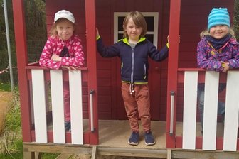 Wenn die Kita auf der anderen Seite der Grenze liegt: Krystoph findet neue Freunde in Mittelsachsen - Krystoph (Mitte) mit seinen neuen Freunden Hanna (links) und Elli. 