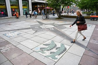Wenn die Kunst zu bröckeln beginnt - Das 1965 vom Maler Gerhard Klampäckel entworfene Bodenmosaik einer Windrose mit Tierkreiszeichen auf dem Rosenhof steht für kommendes Jahr auf der Liste geplanter Sanierungen.