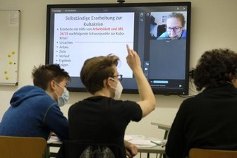 Wenn die Lehrerin von zu Hause aus unterrichtet - Unterricht, obwohl die Lehrerin nur zugeschaltet ist: Am Reichenbacher Goethe-Gymnasium geht so etwas.