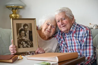 Wenn die Liebe nicht aufhört: Ein Chemnitzer Paar, Händchenhalten beim Einschlafen und eine Olympiasiegerin als Tochter - Manfred und Hertha Pötzsch vor 72 Jahren und heute.