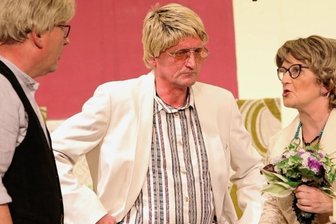 Wenn die Liebe übers Internet kommt - Irmgard (Manuela Unger) und Oskar Presskopf (Thomas Deutscher) haben es zu etwas Wohlstand geschafft. Der einfältige Paul Zipfel (Daniel Schädlich, Mitte) kommt als Schwiegersohn aber nicht in Frage.