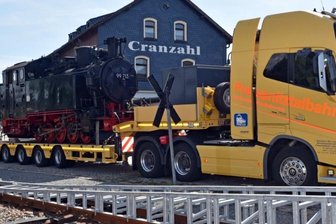 Wenn die Lok mit dem Tieflader zum Jubiläum anreist - Vor dem Bahnhof Cranzahl wurde eine Rampe aufgebaut, von der die Gastlokomotiven eingespurt worden sind. Lkw-Fahrer Thomas Schinkel bugsierte sich rückwärts heran. 