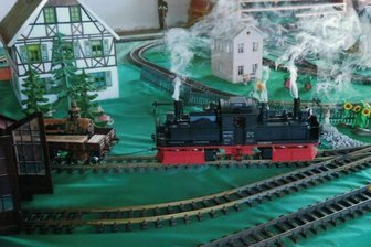 Wenn die Mini-Rollbockbahn durch das Mini-Vogtland rollt - Märklin-Gartenbahnen der Rollbockbahn fahren in Heinsdorfergrund.