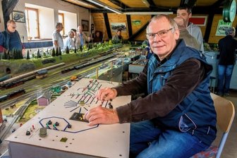 Wenn die Modellbahner Bildungslücken stopfen - Olaf Schneider vom Modelleisenbahn-Club bedient eines der Schaltpulte der Vereinsanlage, die im Dachgeschoss der Amtsfischerei aufgebaut ist.