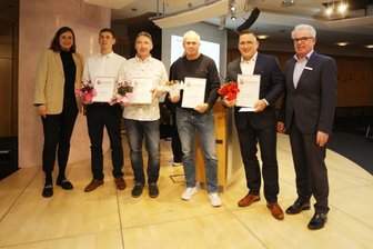 Von links nach rechts: OB Constance Arndt (BfZ) zeichnete Daniel Stegbauer, Steffen Müller, Sven Neugebauer und Jens Juraschka mit dem Ehrenbrief der Stadt aus. Rechts: Rudolf Fischer vom Vorstand der Sparkasse Zwickau.