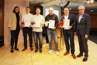 Wenn die Oberbürgermeisterin Ausdauer braucht: So lief die 29. Sportlerehrung der Stadt Zwickau - Zwickaus Oberbürgermeisterin Constance Arndt (BfZ) zeichnete Daniel Stegbauer, Steffen Müller, Sven Neugebauer und Jens Juraschka mit dem Ehrenbrief der Stadt aus (von links). Rechts: Rudolf Fischer vom Vorstand der Sparkasse Zwickau.