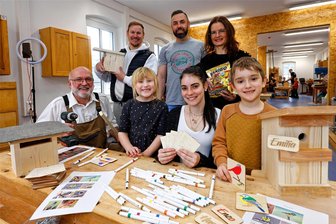 Wenn die Oberlungwitzer „Krokodile“ und Kinder heimischen Vögel helfen - Kita-Chefin Meggy Hein und ihre Schützlinge bauten mit Bernd Linder Nistkästen mit individueller Beschilderung.