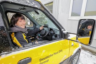 Wenn die Postfrau rechts aussteigt - Die Glauchauer Standortleiterin Stefanie Bohnig auf dem Fahrersitz des ersten Rechtslenker-Elektro-Paketzustellerfahrzeugs der Deutschen Post im Landkreis Zwickau.