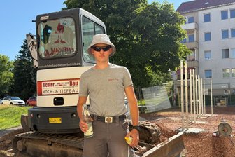 Wenn die Sonne brennt: So trotzen Handwerker aus Mittelsachsen der Gluthitze - Toni-Elias Richter vom Meisterbetrieb Richter Bau Frankenberg setzt gegen die Hitze auf passende Kleidung, reichlich Wasser und Sonnencreme.