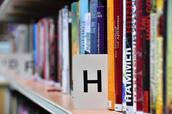 Wenn die Stadtbibliothek zweimal klingelt: Chemnitzer Senioren können sich Bücher jetzt auch liefern lassen - Bibliotheksbücher werden jetzt an bestimmte Personen auch ausgeliefert.