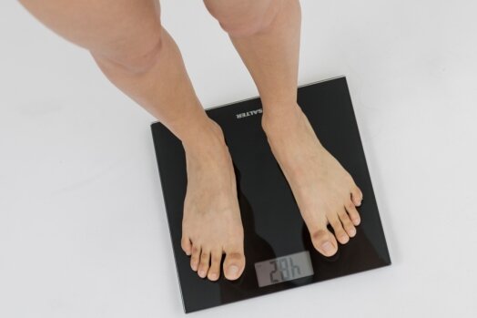 Wenn die Tochter Bulimie hat - Bin ich zu dick? Diese Frage stellen sich Menschen mit Magersucht oder Bulimie auch dann, wenn sie bereits extremes Untergewicht haben. 
