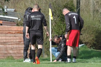 Wenn die Trinkflaschen die Taktiktafel ersetzen: Ein Sonntag bei den mittelsächsischen Kleinfeld-Fußballern - Nur wenige Minuten vor dem Anstoß werden die Eckfahnen auf dem Döhlener Sportplatz befestigt. Am Samstag nach Himmelfahrt findet dort ein Freizeitturnier statt.