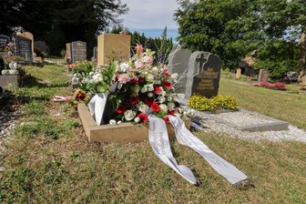 Wenn die Urne am Geburtstag beigesetzt wird: Warum sich eine Glauchauerin für den besonderen Termin entschieden hat - Die Beisetzung hat auf dem Friedhof in Gesau stattgefunden. Dort befindet sich das Grab von Helga Scheurer und ihrem schon 2019 verstorbenen Ehemann Rolf Scheurer.