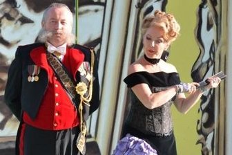 Wenn die Vorstellung plötzlich ausfällt - Schauspieler Andreas Pannach und Sängerin Adelheid Brandstetter in einer Szene der "Csárdásfürstin". Nicht alle Vorstellungen konnten stattfinden.