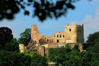 Wenn die Wahrzeichen zwischen Frauenstein und Neuhausen im Dunkeln liegen - Die markante Burgruine Frauenstein bleibt wegen der neuen Bundesregelung künftig auch nachts im Dunkeln.