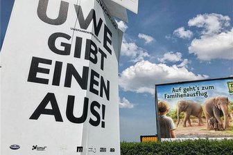 Wenn Dieter auf dem Striegistalradweg zu Uwe will - Diese Plakate werben für Uwe, ein Festival im Vorfeld der Kulturhauptstadt am Samstag im Umspannwerk im Striegistaler Ortsteil Etzdorf. 