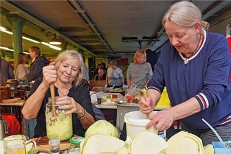 Wenn Dresdner im Erzgebirge Sauerkraut stampfen - In Steinbach ist zum siebten Mal die Sauerkrautaktion für Hobbyköche organisiert worden. Aus Dresden waren Birgit Lehmann (links) und Myren Urban angereist. 