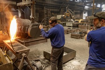 „Wenn du am Boden bist, wird noch nach dir getreten“ – Eisenwerk im Erzgebirge kämpft ums Überleben - 200.000 Euro Umsatz sollen im Eisenwerk Elterlein zum Monatsende eingefahren werden. Die Gesellschafter kämpfen ums Unternehmen. Im Bild Nico Schindler (l.) und Tino Weigel.