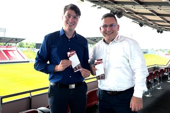Wenn Dynamo Dresden und der VfL Wolfsburg kommen: FSV Zwickau startet Ticketaktion mit dem Kreissportbund - FSV-Geschäftsführer André Beuchold (links) und Kreissportbund-Präsident Jens Juraschka (rechts) werben für die gemeinsame Ticketaktion.