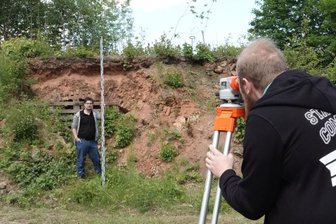 Wenn ein alter Ofen Forschergeist weckt - Die Studenten Johannes Kischka (rechts) und Marcus Schade bei den Vermessungsarbeiten am unter viel Bewuchs versteckten Kalkringbrennofen in Grünau. 