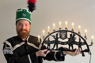 Wenn ein Amerikaner das Erzgebirge erleuchtet: Erster Schwibbogen fürs Blasmusikfestival entworfen - James Meyer hat den Schwibbogen des Bergmannsblasorchesters Aue-Bad Schlema entworfen.
