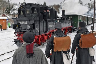 Wenn ein Brite zur europaweiten Schnipseljagd die Preßnitztalbahn besucht - Zum Winterdampf-Wochenende wurde zu Jahresbeginn 2023 ein besonderes Schauspiel geboten: Königliche Jäger unterstützten die Grenzpolizei Sachsens bei der Jagd nach Paschern (Schmugglern). Entlang der Schmalspurbahn wurde das Rollenspiel geboten.