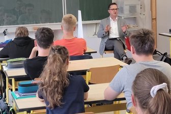 Wenn ein Bürgermeister zum Lehrer wird - Tino Obst hat sein Bürgermeisteramt für eine Schulstunde ruhen lassen und sich sozusagen als Lehrer vor die Klasse gesetzt. Das spezielle Unterrichtsfach "Kommunalpolitik" war natürlich passend.
