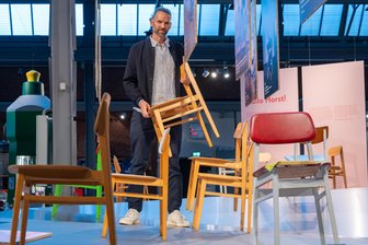 Wenn ein DDR-Küchenstuhl zum Filmstar wird: Industriemuseum zeigt Geschichte zum EW 1192 - Jacob Strobel, Designer und Professor für Holzgestaltung, in der Ausstellung „Der ungesehene Designklassiker“ im Industriemuseum Chemnitz.