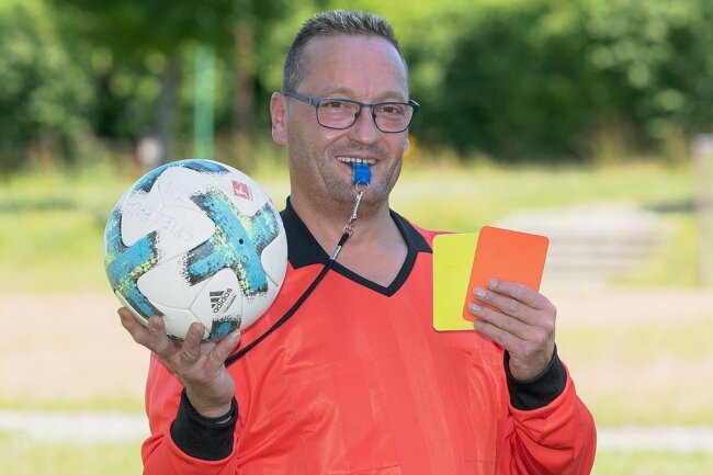 Wenn ein Feuerwehrmann zur roten Karte greift - Beim Benefiz-Turnier am 24. Juli in Wernsdorf gehört Frank Bemert zum Schiedsrichter-Team. 
