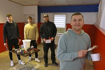 Wenn ein Fußballteam zur Malerbrigade wird - Auch der Meeraner Trainer Sven Schmidt (rechts) nahm bei der Umgestaltung der Kabine den Pinsel mit in die Hand. 
