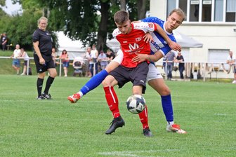 Wenn ein Sieg zur Niederlage wird: Warum der VfB Empor Glauchau nach dem Testspielerfolg gegen den Oberlungwitzer SV nicht zufrieden war - Andy Uhlig (links) und die Gäste vom Oberlungwitzer SV machten es dem Aufsteiger aus Glauchau alles andere als leicht.