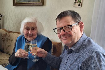 Wenn ein Testament ein Statement ist: Frau Pippig hat Rotschau viel Geld vermacht - In Erinnerung an Edith Pippig: Rotschaus Ortsvorsteher Veit Bursian war Gast beim 101. Geburtstag in Edith Pippigs Haus an der Talstraße. Dort lebte die Hochbetagte bis zuletzt. Bis zum Alter von 98 fuhr sie sogar noch Auto.
