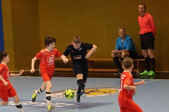 Wenn ein Tor den Ausschlag gibt: Nachwuchskicker aus dem Erzgebirge machen es richtig spannend - Mikka Dittrich (r.) vom SV Alberoda setzt sich in dieser Szene gegen einen Spieler der SG Stützengrün/Hundshübel durch.