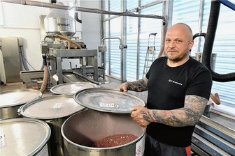 Wenn ein Wimpernschlag entscheidet: SF Automotive stellt Airbag-Teile in der Freiberger Pulvermühle her - In der Firma SF Automotive ist Marcel Bonk am sogenannten Doppelkonusmischer tätig, an dem Grundstoffe zusammengefügt werden. 