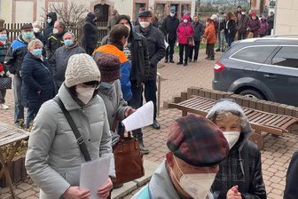 Wenn eine Impfaktion in Mittelsachsen ausgebremst wird - Eine lange Warteschlange hatte sich am Samstagvormittag an der Praxis von Dr. Mende in Wechselburg gebildet.
