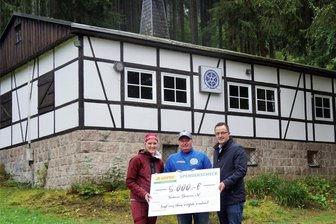 Wenn eine Olympiasiegerin Geld vorbeibringt: Große Überraschung für Bockauer Skiverein - Denise Herrmann-Wick, Jens Wiegand vom Bockauer Skiverein und CDU-Politiker Eric Dietrich (v. l.) bei der Spendenübergabe an der Skihütte im Laborantendorf.