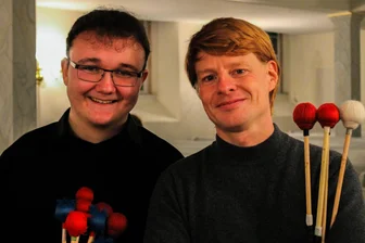 Wenn elf Instrumente in Augustusburg aufeinandertreffen - Die Perkussionisten Lennart Pollmer (l.) und Conrad Süß haben schon gemeinsam musiziert.