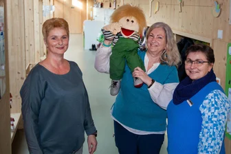 Wenn Eltern an die Hand genommen werden müssen: Plauener Kita Pfiffikus und Jobcenter Vogtland starten Initiative für sozial Benachteiligte - Anja Weiß-Reißmann (li.) leitet die Kita Pfiffikus der Volkssolidarität Vogtland. Erzieherin Kathrin Straube-Kamenz (Mi.) ist auch „Fachkraft für erweiterte Sozialarbeit“. Beim neuen Projekt unterstützt Carmen Grünert (Jobcenter).