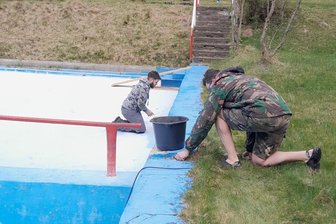 Wenn Erzgebirger ehrenamtlich wirbeln: Mehr als 50 Helfer bei Frühjahrsputz in Rittersgrün - Mitstreiter und Unterstützer der Freibadinitiative haben jetzt schon insgesamt vier Arbeitseinsätze im Rittersgrüner Freibad am Kunnersbach geleistet.
