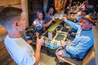 Wenn Erzgebirger in Dirndl und in Lederhose auflaufen - Biertrinken ist Schwerstarbeit: Patrick Weigel (r.) und Frances Klose (l.) mit ihren Wiesn-Komparsen. Paul Geschwandtner an der Kamera.