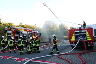 Wenn es beim Möbelhersteller brennt: Feuerwehren Flöha und Falkenau proben für den Ernstfall - Bei der Übung bei der flömö GmbH waren fast 50 Einsatzkräfte dabei, die mit 9 Fahrzeugen anrückten.