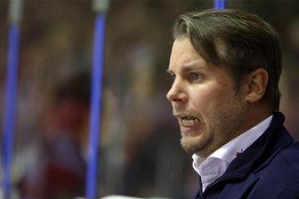 „Wenn es einmal nicht läuft, dann läuft es nicht“: Trainer Jussi Tuores von den Eispiraten Crimmitschau über entscheidende Minuten im letzten Drittel - Sichtlich angefressen im Kunsteisstadion im Sahnpark: Trainer Jussi Tuores ärgert sich über die Niederlage gegen Kaufbeuren.