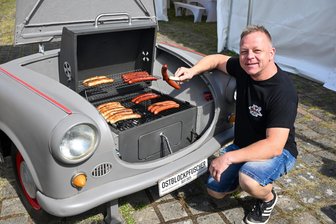 Wenn es hupt, ist die Wurst fertig - Trabi-Grill feiert Premiere beim Kochmarathon in Neukirchen - Silvio Ahner von den Ostblockpfuschern aus Taura mit seinem Trabigrill beim 48-Stunden-Kochmarathon in Neukirchen – ein Angebot zur Kulturhauptstadt im ehemaligen Autohaus.